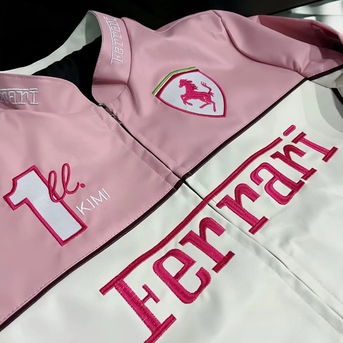 „KIMI“ ROSA FORMEL-1-LEDERJACKE
